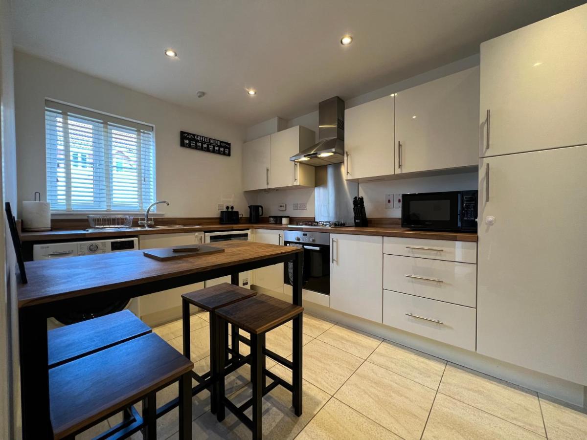 The Belfry 3 Bedrooms 2 Bathrooms Contractors & Family Higham Ferrers Екстериор снимка