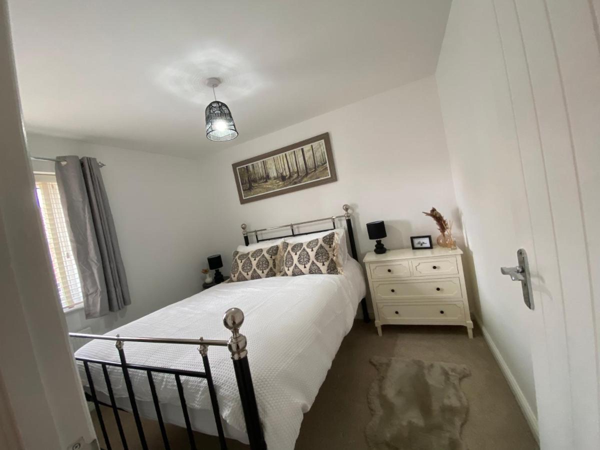 The Belfry 3 Bedrooms 2 Bathrooms Contractors & Family Higham Ferrers Екстериор снимка